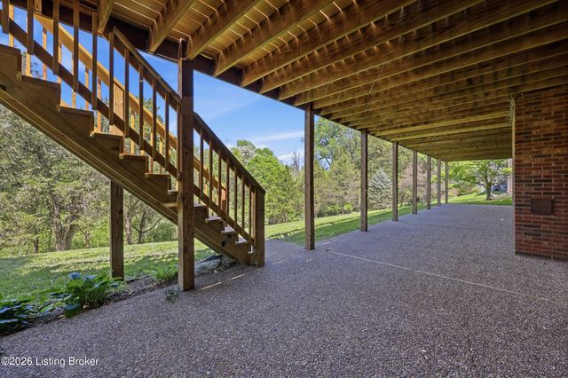 1507 Colonial Ct, Goshen, KY 40026