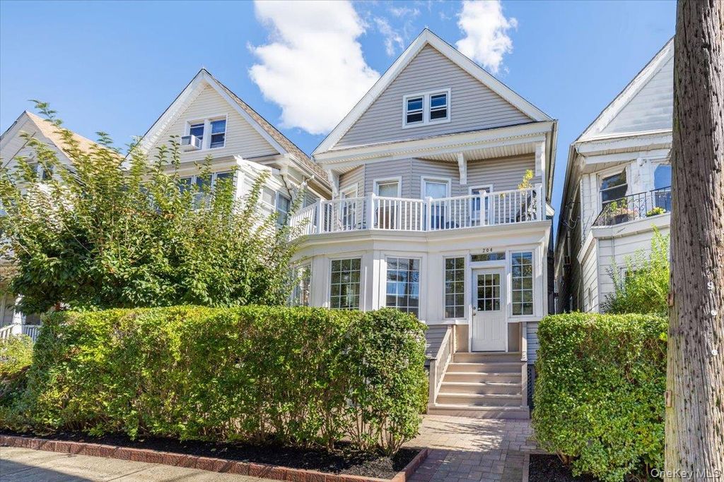 204 Voss Avenue, Yonkers, NY 10703 — exterior