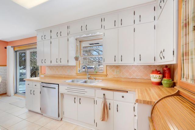 2728 Sheldon Street, Roseville, MN 55113