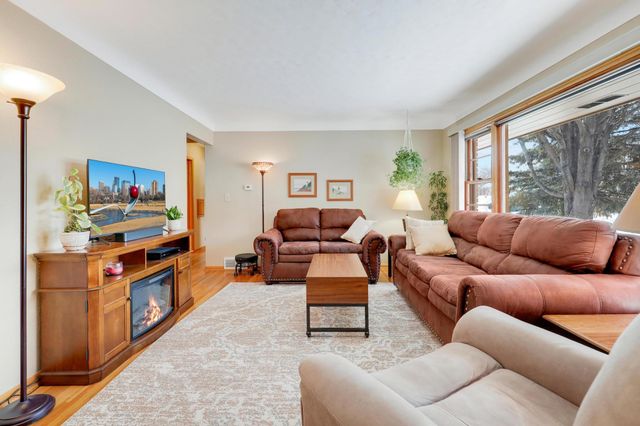 2728 Sheldon Street, Roseville, MN 55113