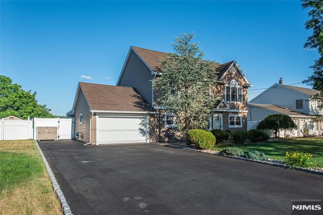 17 Leonard Terrace, Wayne, NJ 07470