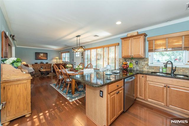 17 Leonard Terrace, Wayne, NJ 07470