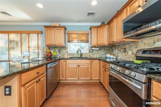 17 Leonard Terrace, Wayne, NJ 07470