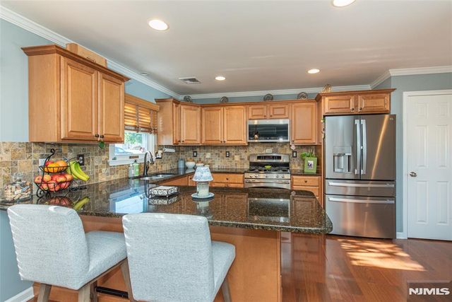 17 Leonard Terrace, Wayne, NJ 07470