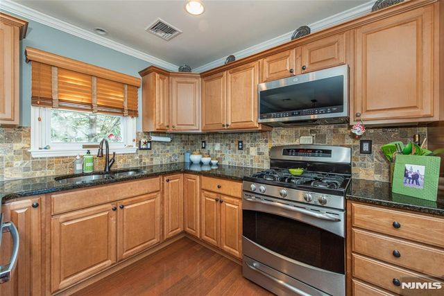 17 Leonard Terrace, Wayne, NJ 07470