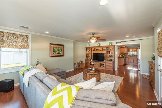 17 Leonard Terrace, Wayne, NJ 07470
