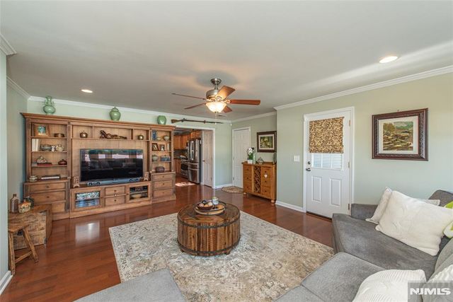 17 Leonard Terrace, Wayne, NJ 07470