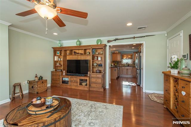 17 Leonard Terrace, Wayne, NJ 07470