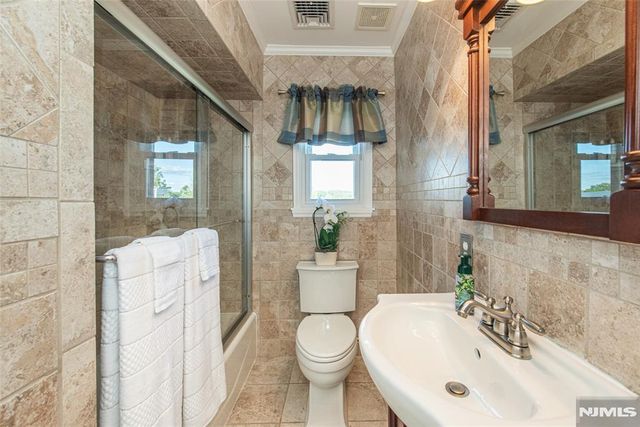 17 Leonard Terrace, Wayne, NJ 07470