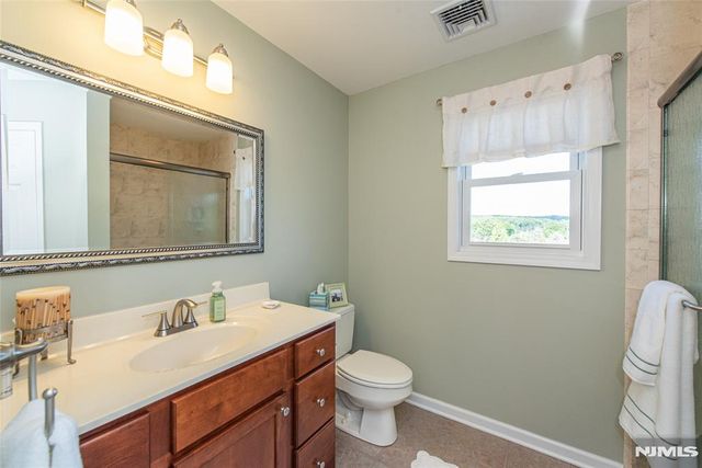 17 Leonard Terrace, Wayne, NJ 07470