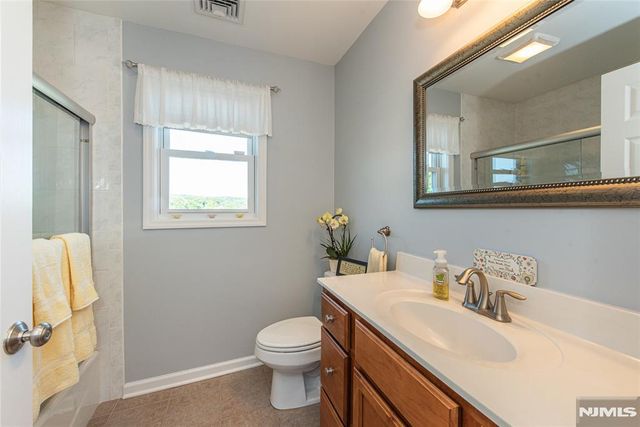 17 Leonard Terrace, Wayne, NJ 07470