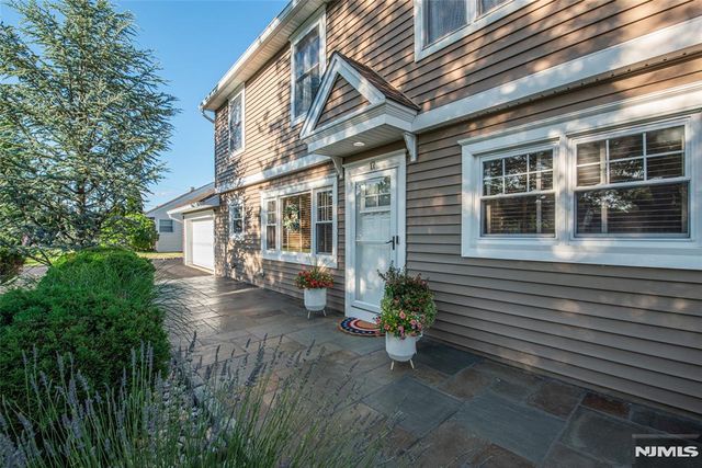 17 Leonard Terrace, Wayne, NJ 07470