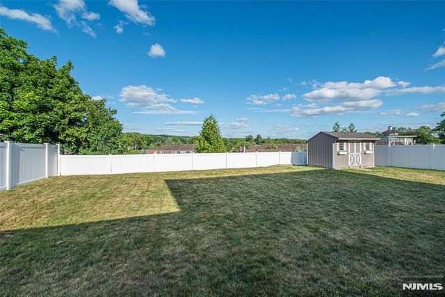 17 Leonard Terrace, Wayne, NJ 07470