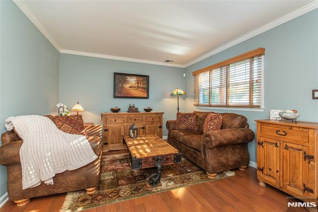 17 Leonard Terrace, Wayne, NJ 07470