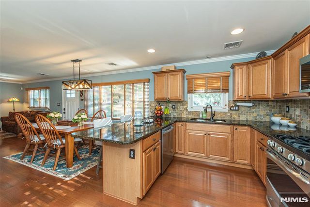 17 Leonard Terrace, Wayne, NJ 07470