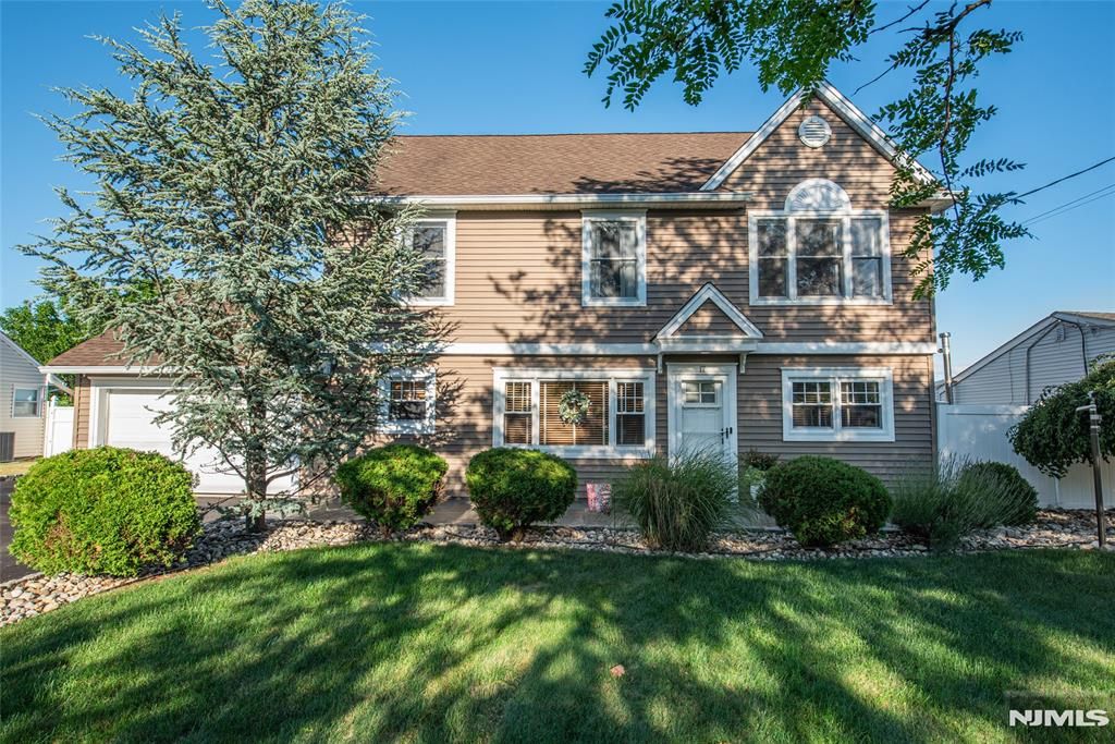 17 Leonard Terrace, Wayne, NJ 07470