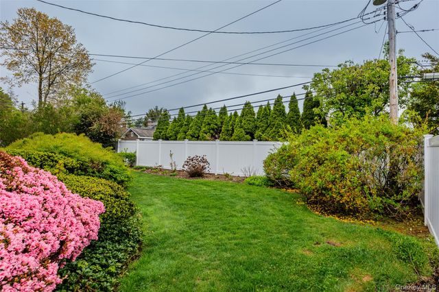 25 Hollywood Drive, Plainview, NY 11803