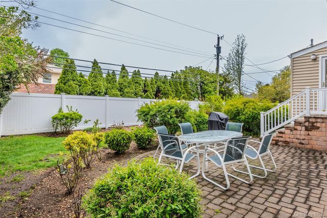 25 Hollywood Drive, Plainview, NY 11803