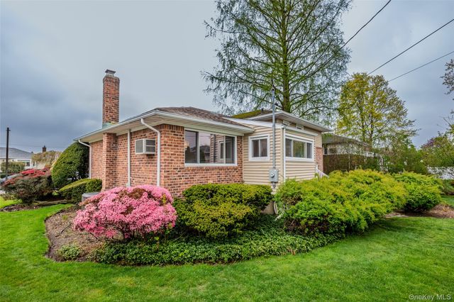 25 Hollywood Drive, Plainview, NY 11803