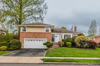 25 Hollywood Drive, Plainview, NY 11803