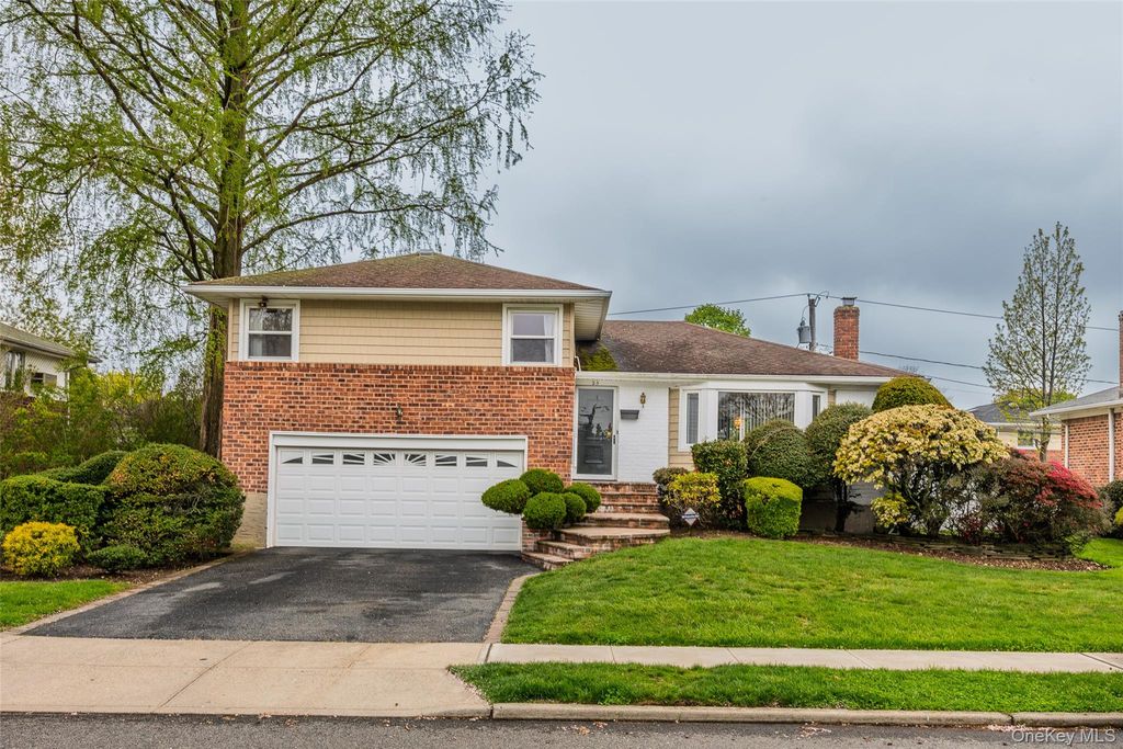 25 Hollywood Drive, Plainview, NY 11803