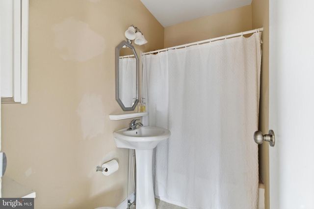 19 THATCHER RD, Frenchtown, NJ 08825