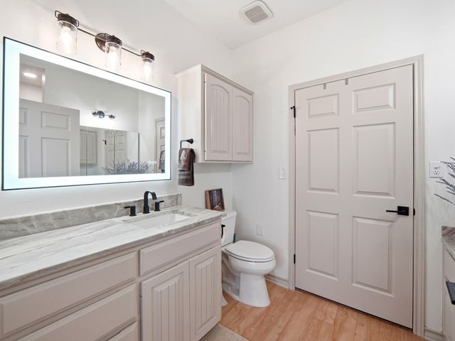 1044 Edinburgh, Kerrville, TX 78028