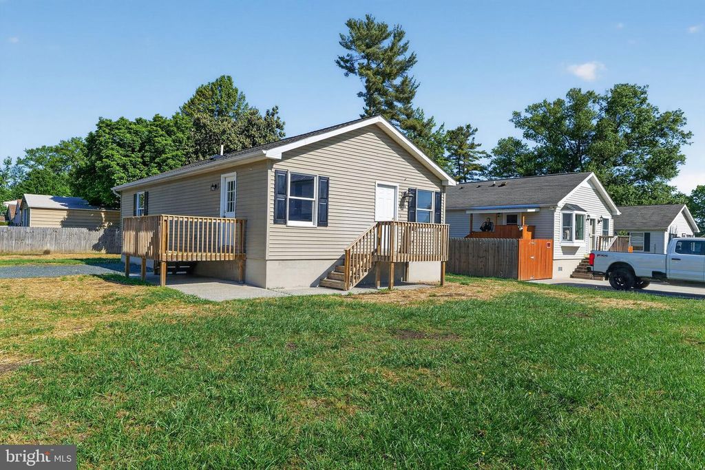 Image 1 of property listing at 13218 RIVERVAN AVE, Middle River, MD 21220