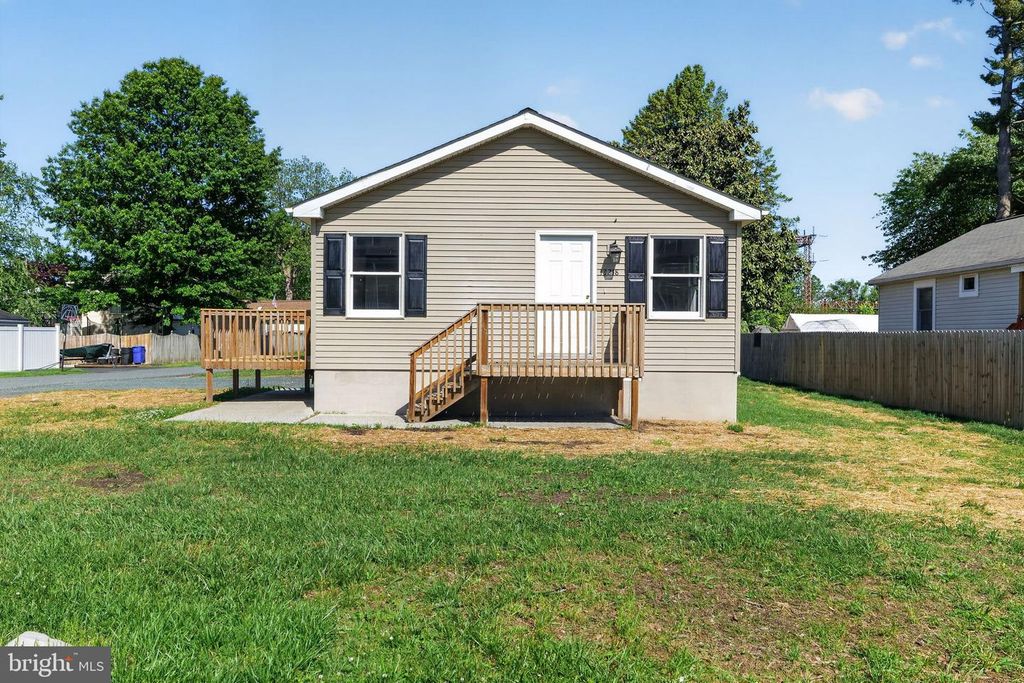 Image 2 of property listing at 13218 RIVERVAN AVE, Middle River, MD 21220