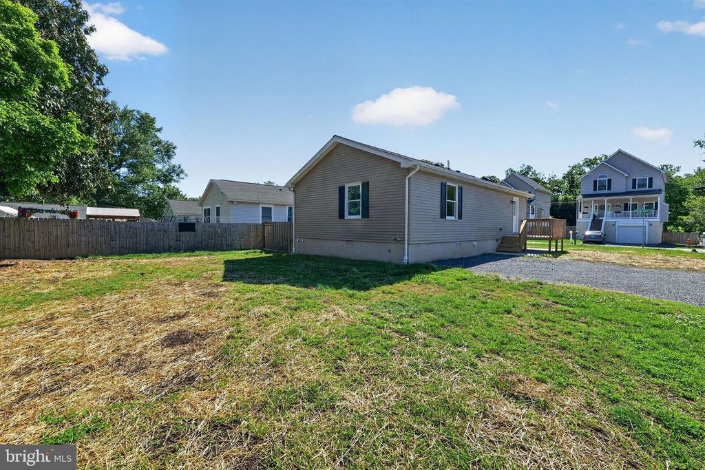 Image 4 of property listing at 13218 RIVERVAN AVE, Middle River, MD 21220