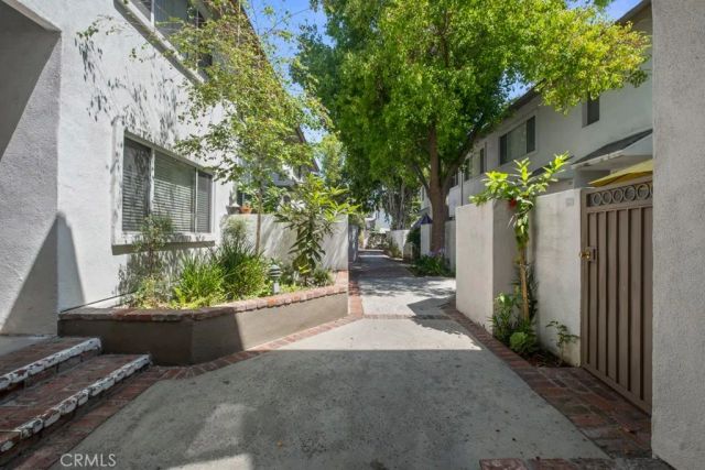 18619 Collins F30, Tarzana, CA 91356