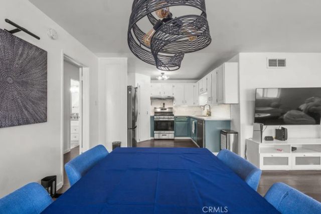 18619 Collins F30, Tarzana, CA 91356