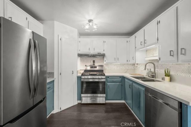 18619 Collins F30, Tarzana, CA 91356