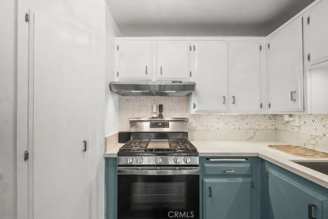 18619 Collins F30, Tarzana, CA 91356