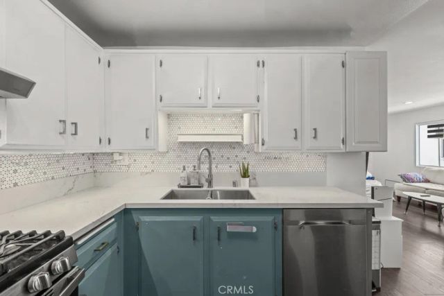 18619 Collins F30, Tarzana, CA 91356
