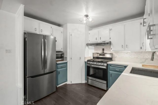 18619 Collins F30, Tarzana, CA 91356