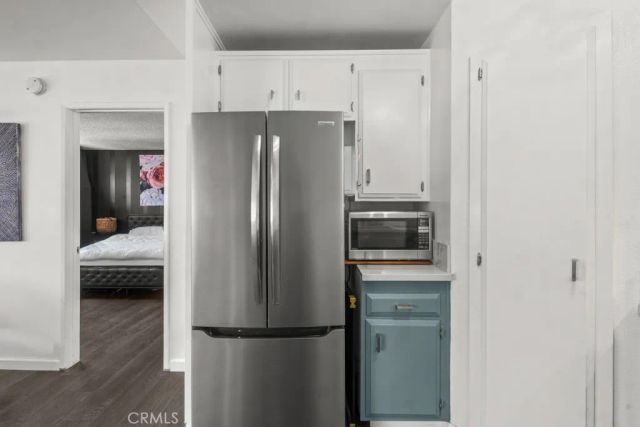 18619 Collins F30, Tarzana, CA 91356