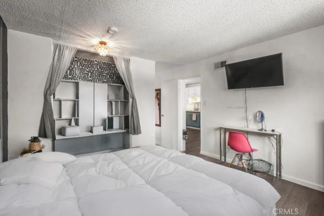 18619 Collins F30, Tarzana, CA 91356