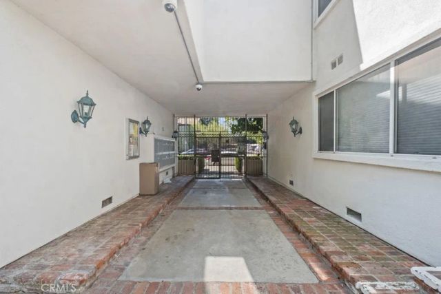 18619 Collins F30, Tarzana, CA 91356