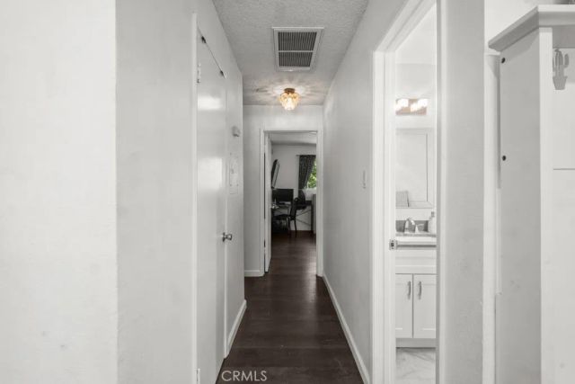 18619 Collins F30, Tarzana, CA 91356