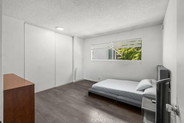18619 Collins F30, Tarzana, CA 91356