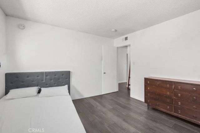 18619 Collins F30, Tarzana, CA 91356