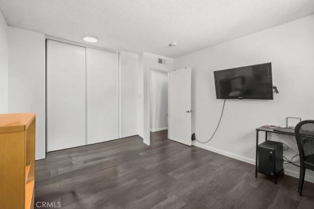 18619 Collins F30, Tarzana, CA 91356