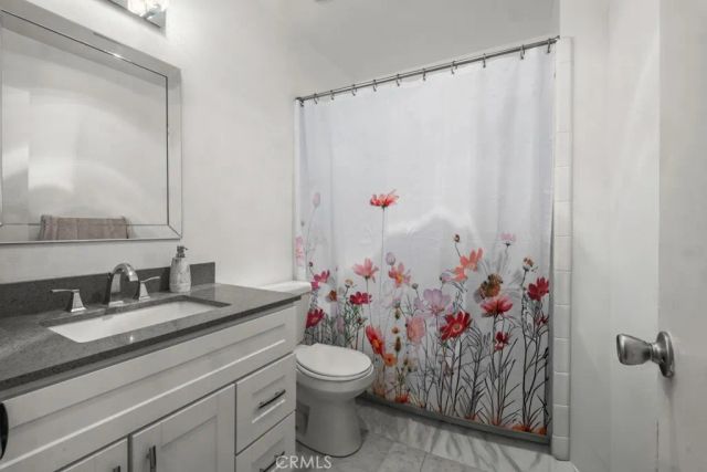 18619 Collins F30, Tarzana, CA 91356