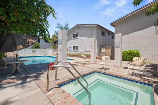 18619 Collins F30, Tarzana, CA 91356