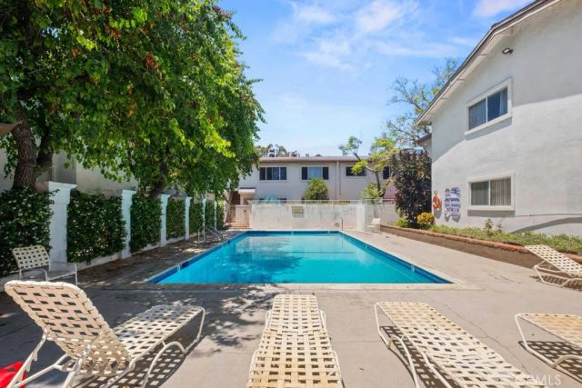 18619 Collins F30, Tarzana, CA 91356