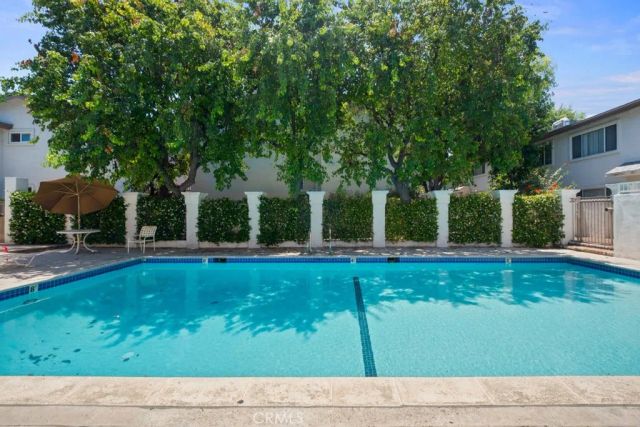 18619 Collins F30, Tarzana, CA 91356