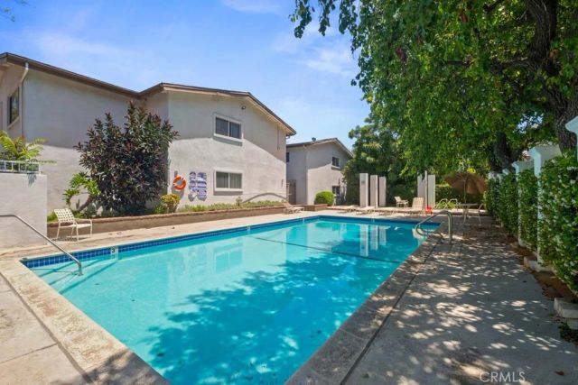 18619 Collins F30, Tarzana, CA 91356