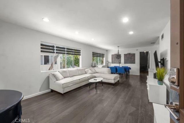 18619 Collins F30, Tarzana, CA 91356