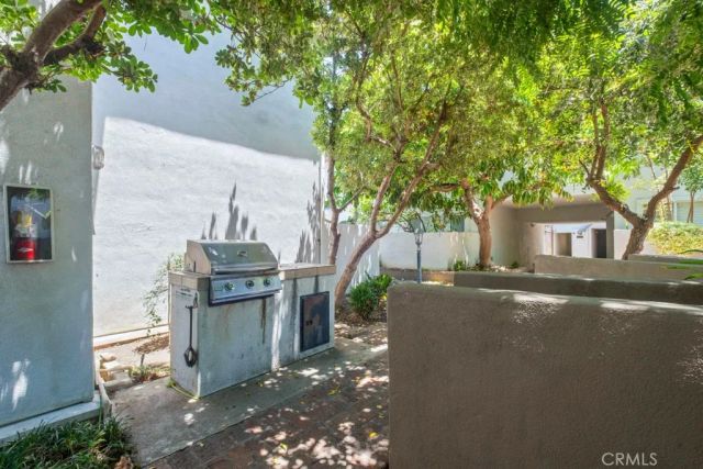 18619 Collins F30, Tarzana, CA 91356